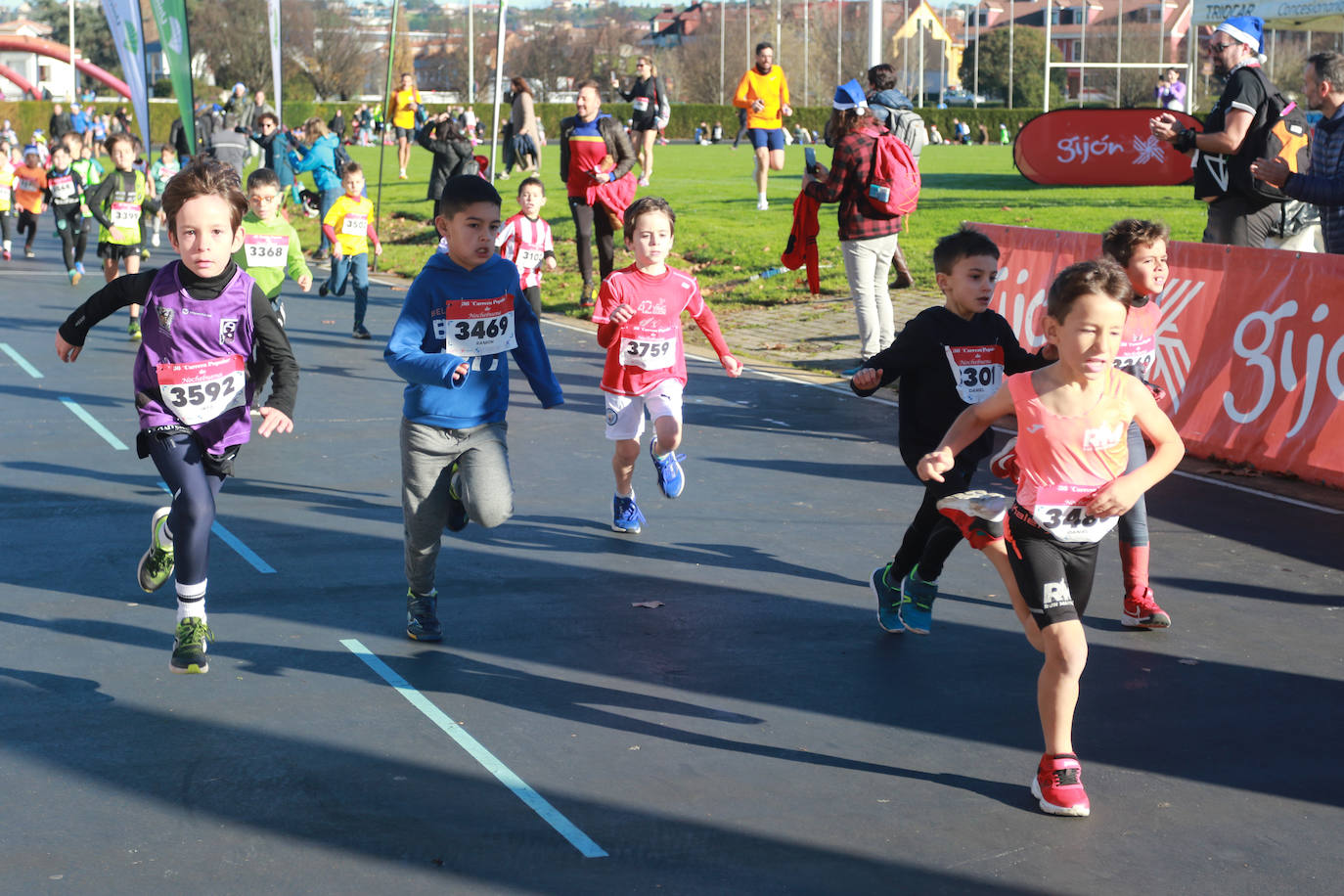 Miles de deportistas se dan cita en el Cross de Nochebuena de Gijón