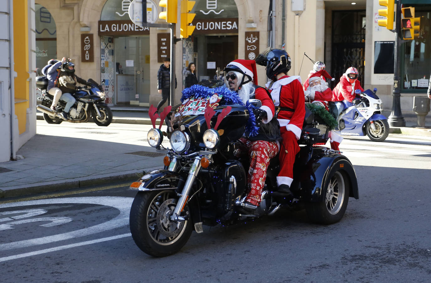 Papá Noel se multiplica para recorrer Gijón en moto