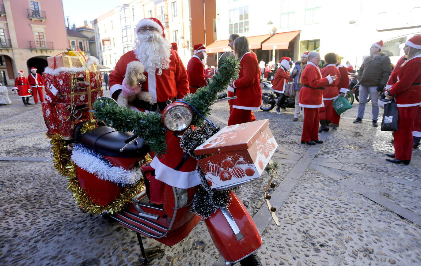 Papá Noel se multiplica para recorrer Gijón en moto