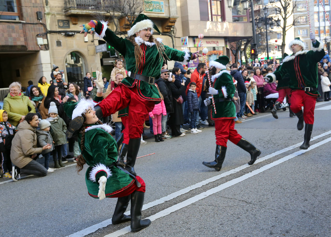 Papa Noel inunda de niños e ilusión las calles de Oviedo