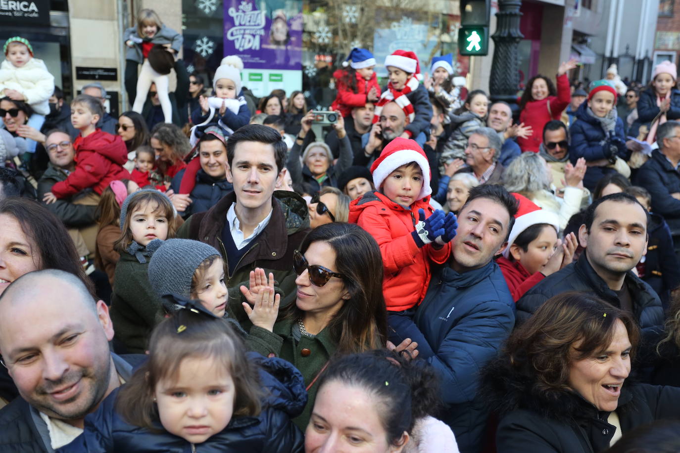 Papa Noel inunda de niños e ilusión las calles de Oviedo