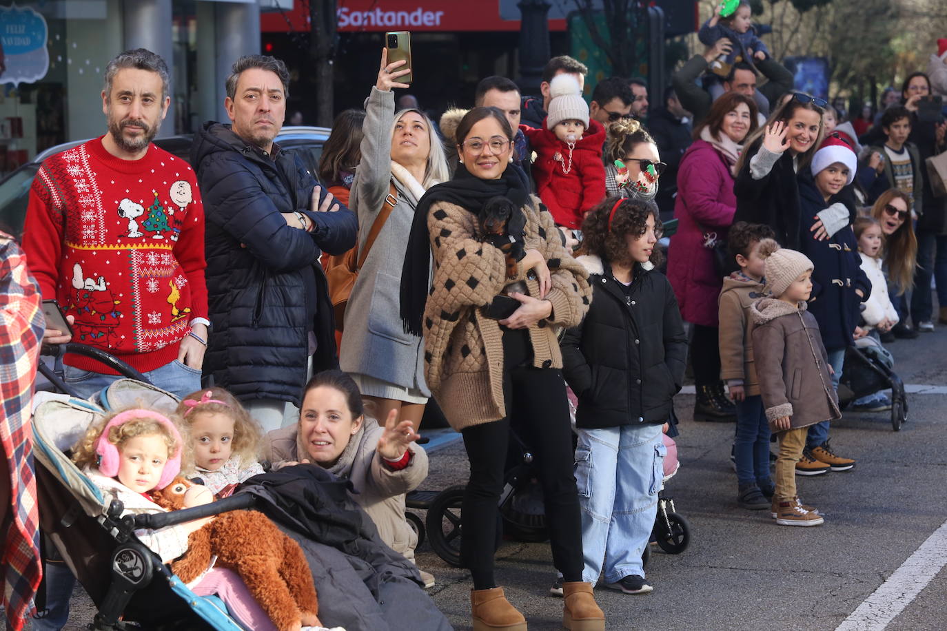 Papa Noel inunda de niños e ilusión las calles de Oviedo
