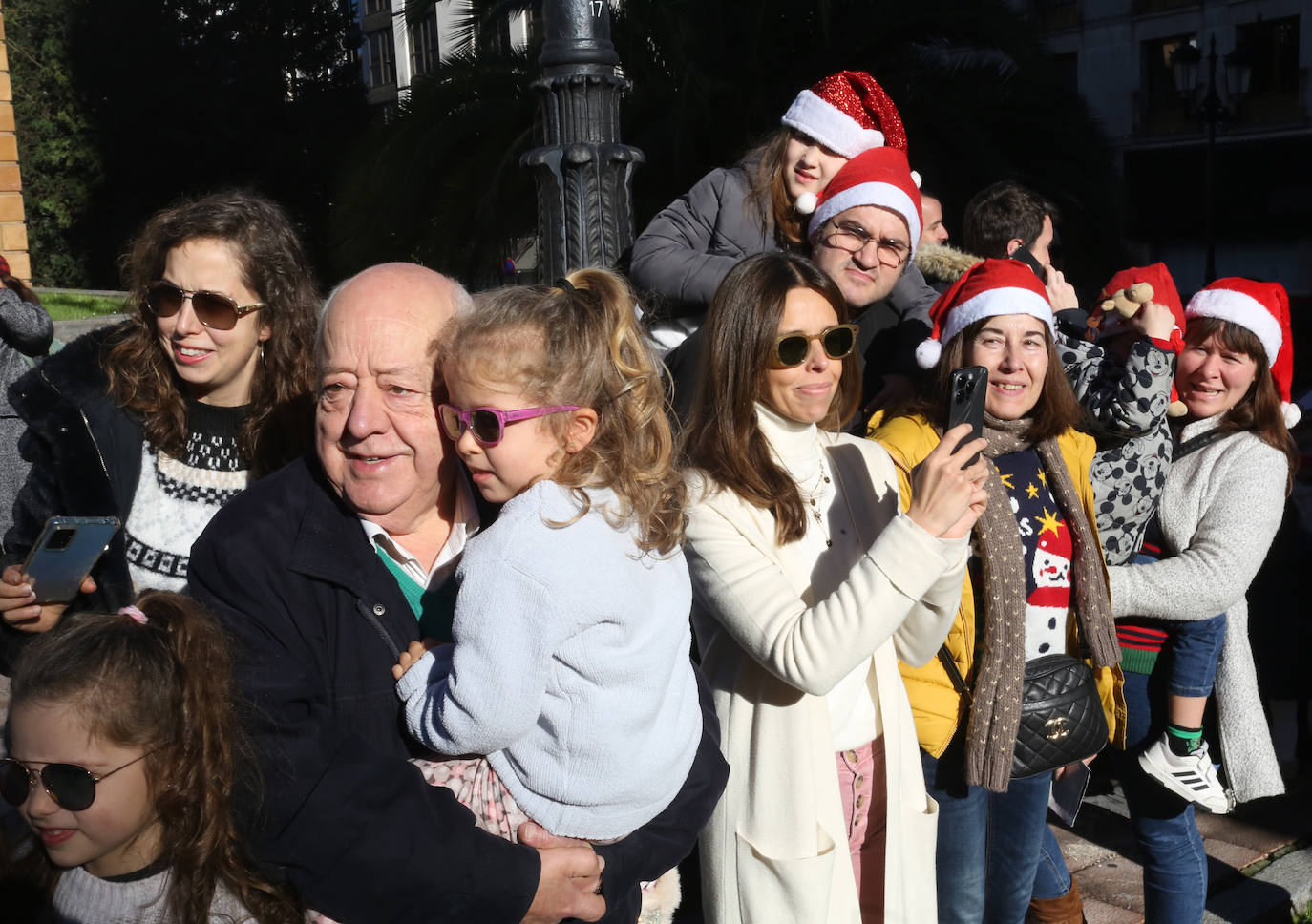 Papa Noel inunda de niños e ilusión las calles de Oviedo