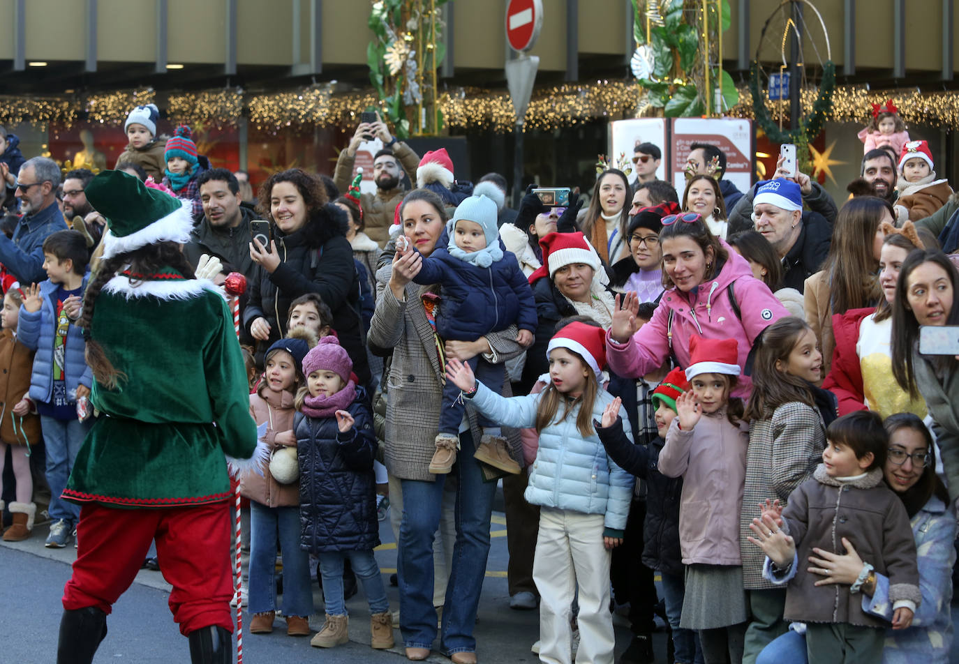 Papa Noel inunda de niños e ilusión las calles de Oviedo