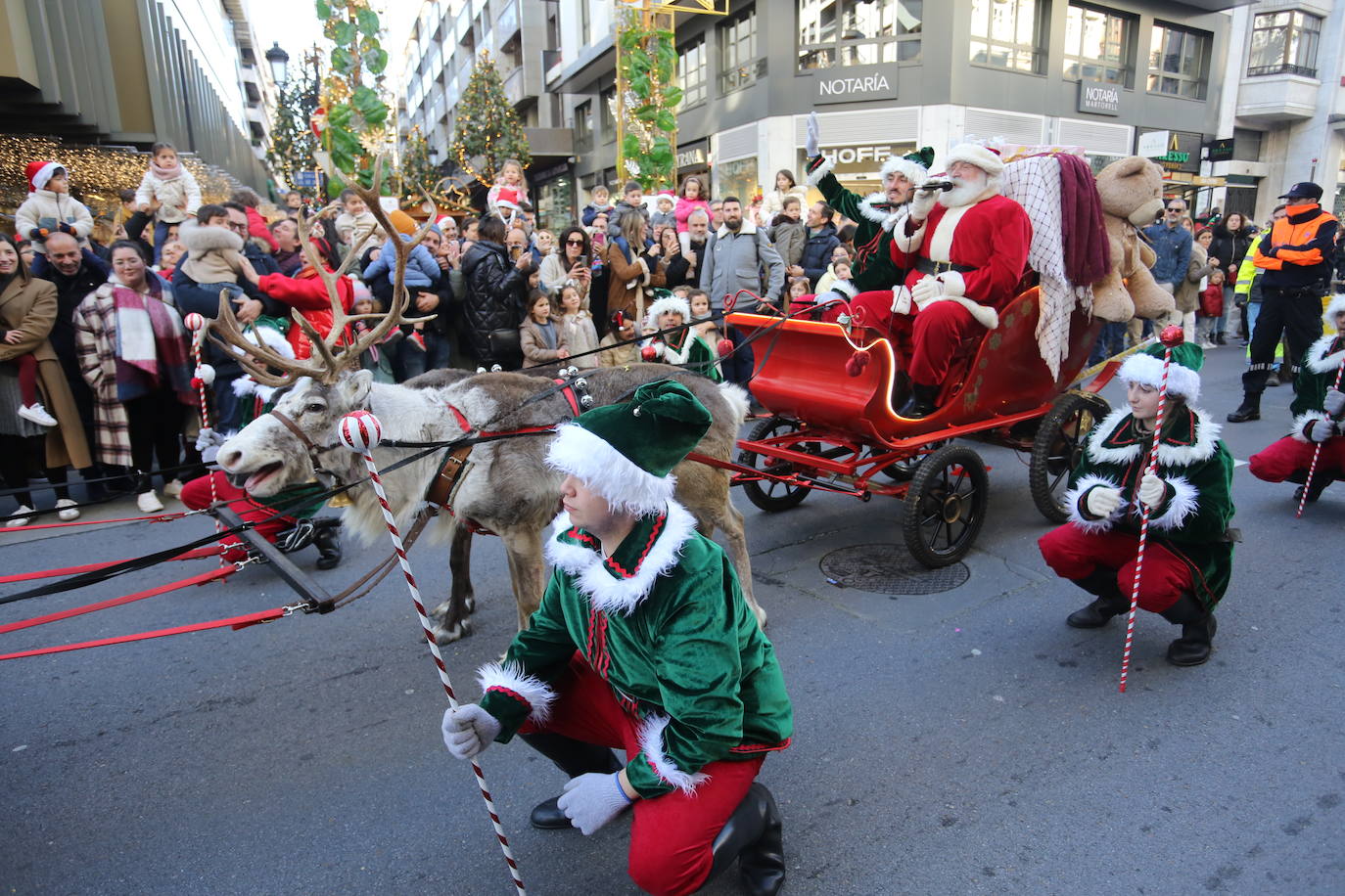 Papa Noel inunda de niños e ilusión las calles de Oviedo