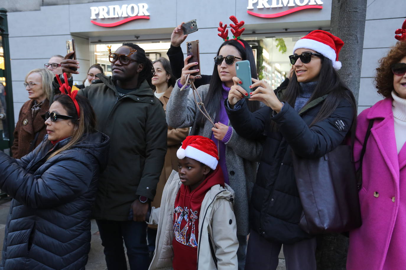 Papa Noel inunda de niños e ilusión las calles de Oviedo