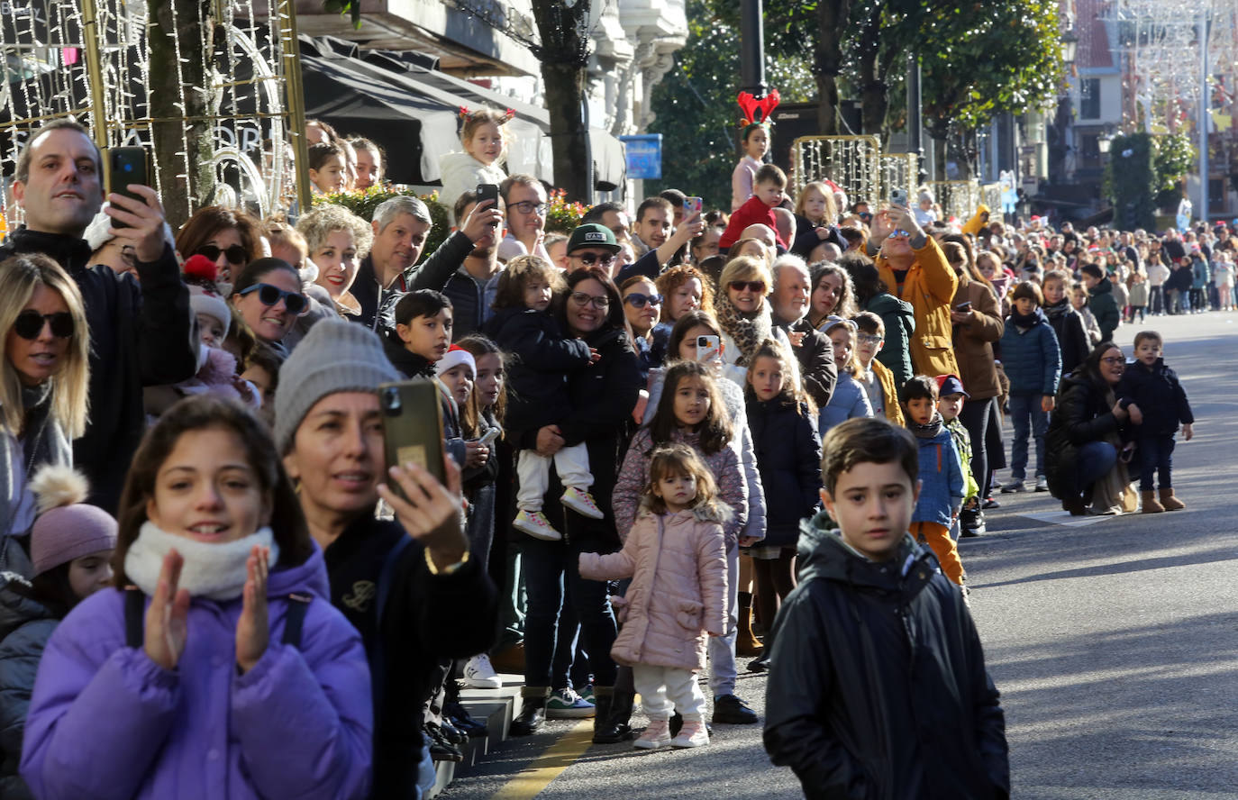 Papa Noel inunda de niños e ilusión las calles de Oviedo