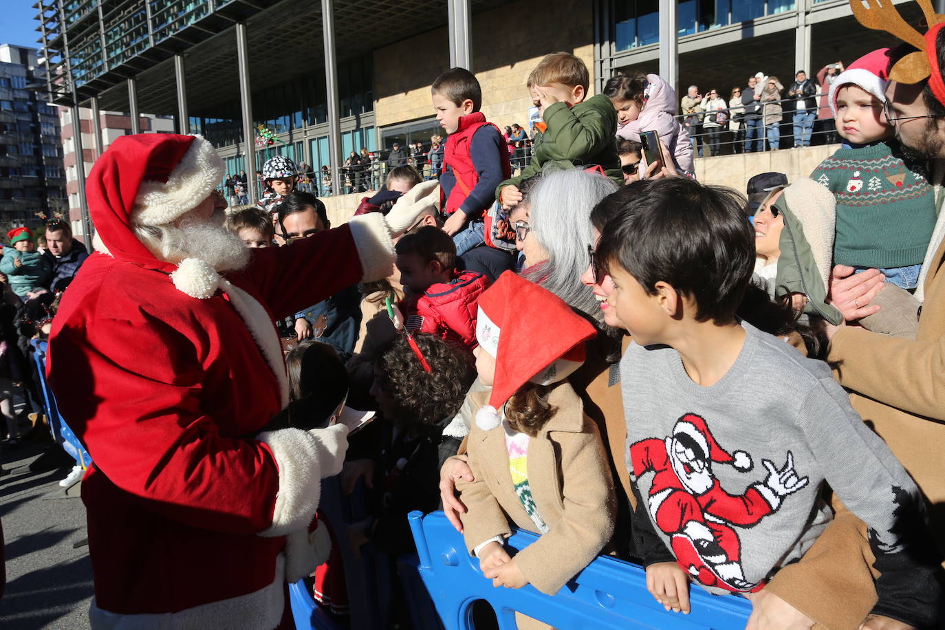 Papa Noel inunda de niños e ilusión las calles de Oviedo