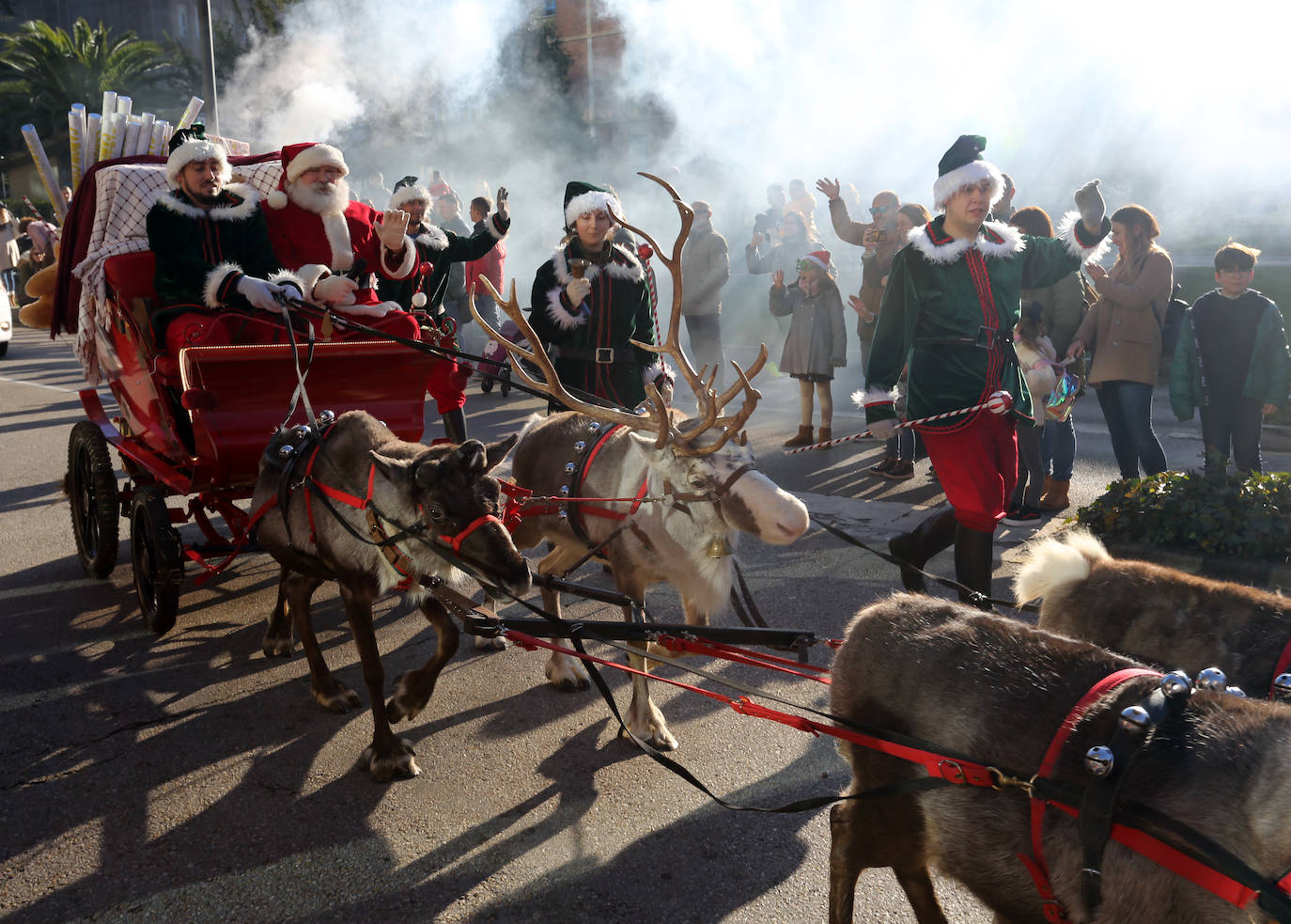 Papa Noel inunda de niños e ilusión las calles de Oviedo