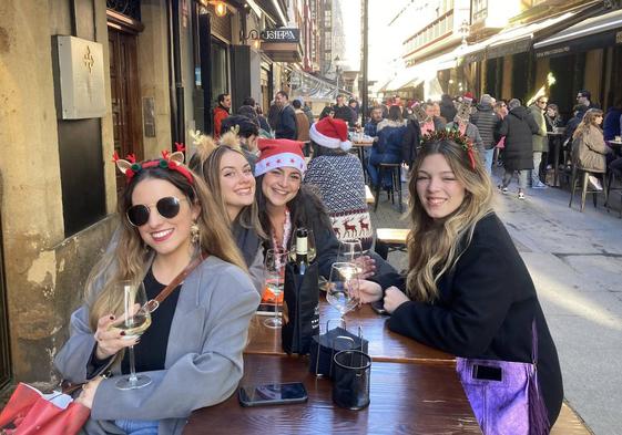 Olaya Suárez, Paula Fanjul, Paula Neira y Blanca Pérez, en la Ruta de los Vinos de Gijón.