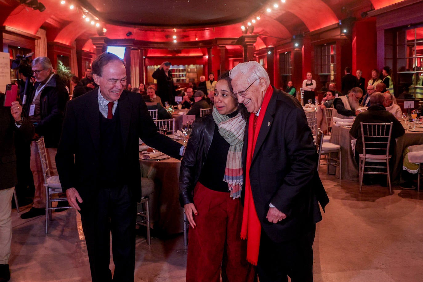 El Padre Ángel da una cena por Nochebuena para personas sin hogar