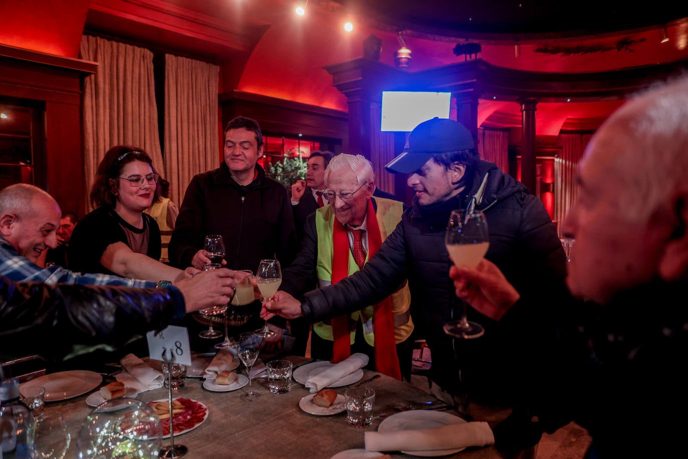 El Padre Ángel da una cena por Nochebuena para personas sin hogar