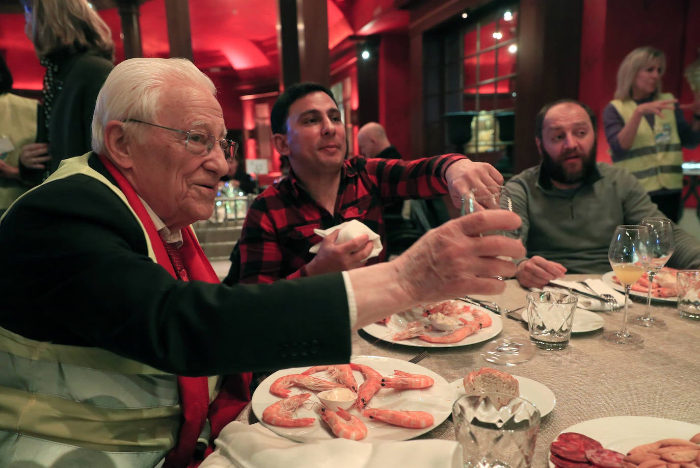 El Padre Ángel da una cena por Nochebuena para personas sin hogar