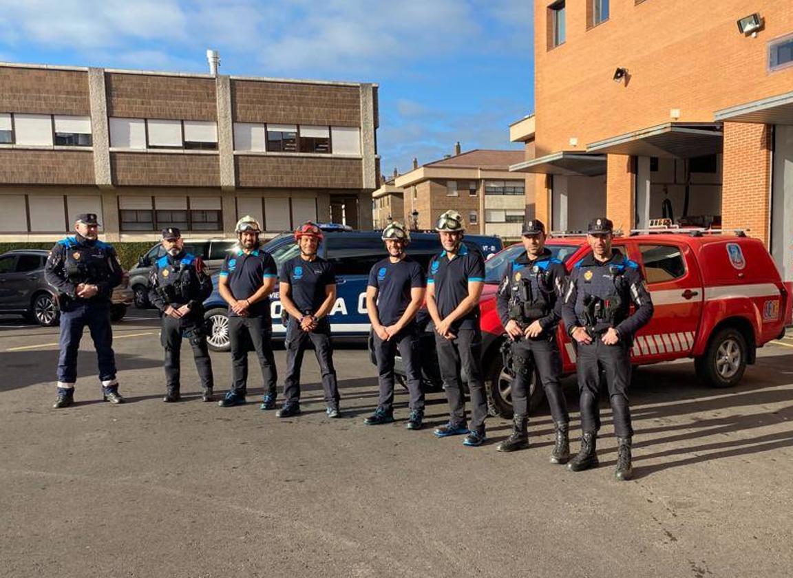 Agentes de la Policía Local y del cuerpo de Bomberos de Oviedo, de servicio en temporada navideña.