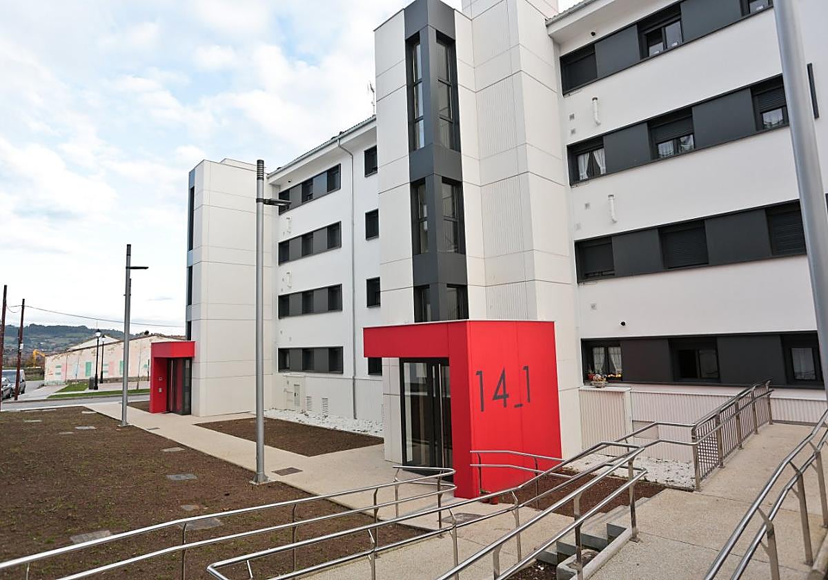 Fachadas rehabilitadas en el poblado de Inuesa, en Tremañes.