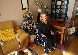 Asunción Martín, con hernia discal y cita con el especialista para dentro de un año, en su piso de Oviedo.