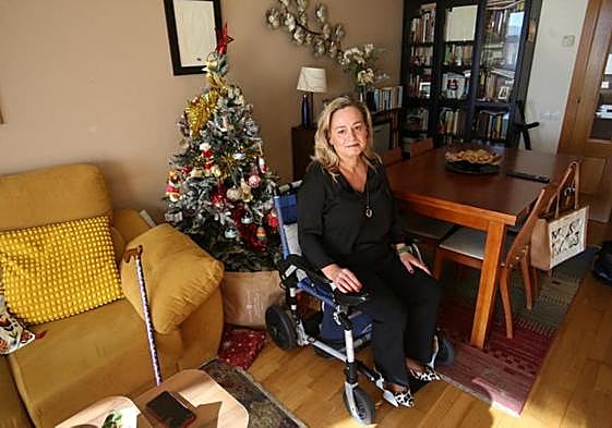 Asunción Martín, con hernia discal y cita con el especialista para dentro de un año, en su piso de Oviedo.