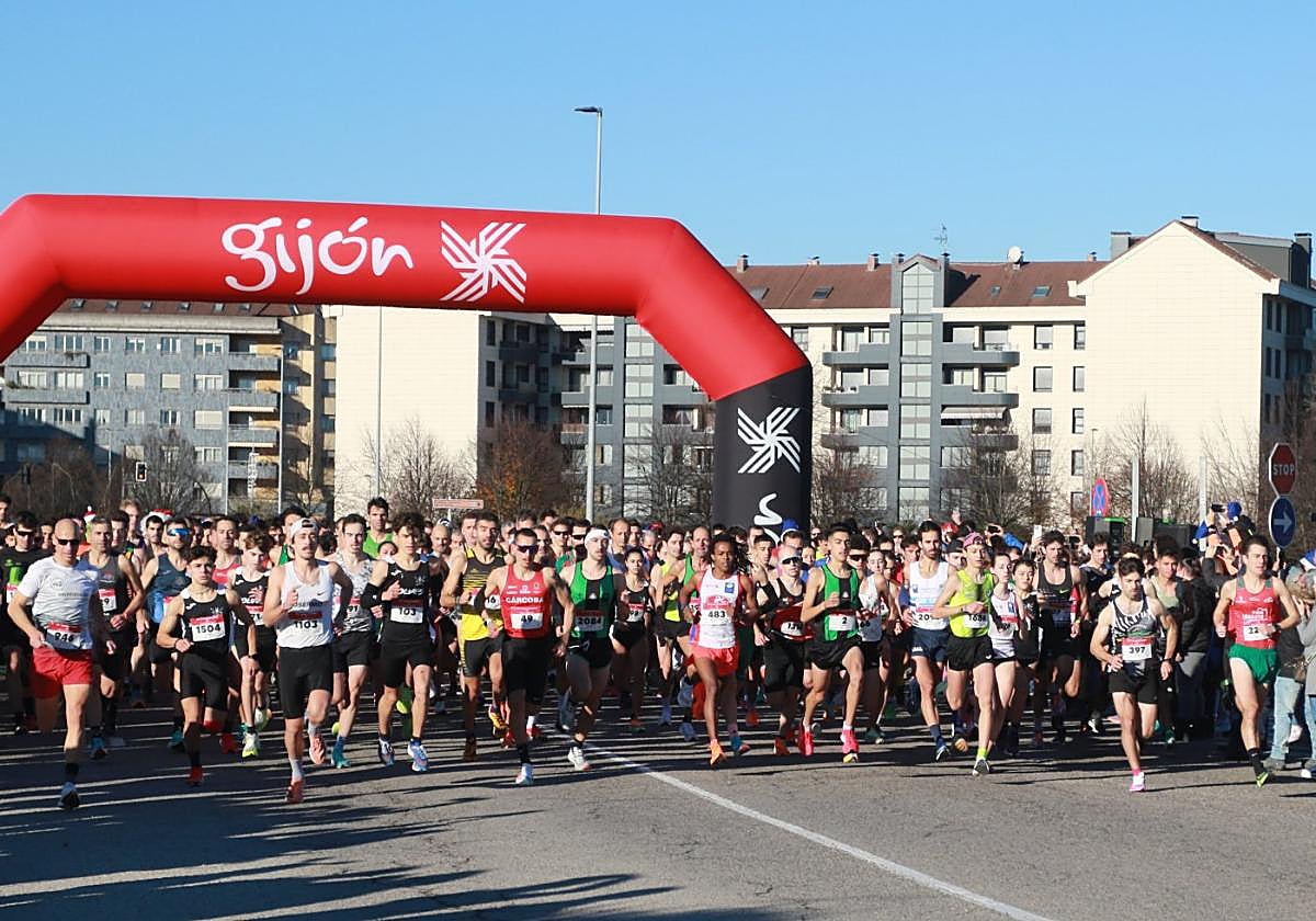 Multitudinaria salida de la Carrera Popular de Nochebuena, en la avenida de Albert Einstein.