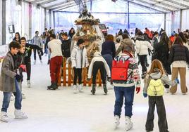 La pista de hielo, uno de los atractivos de la Navidad en el Campo, abarrotada.