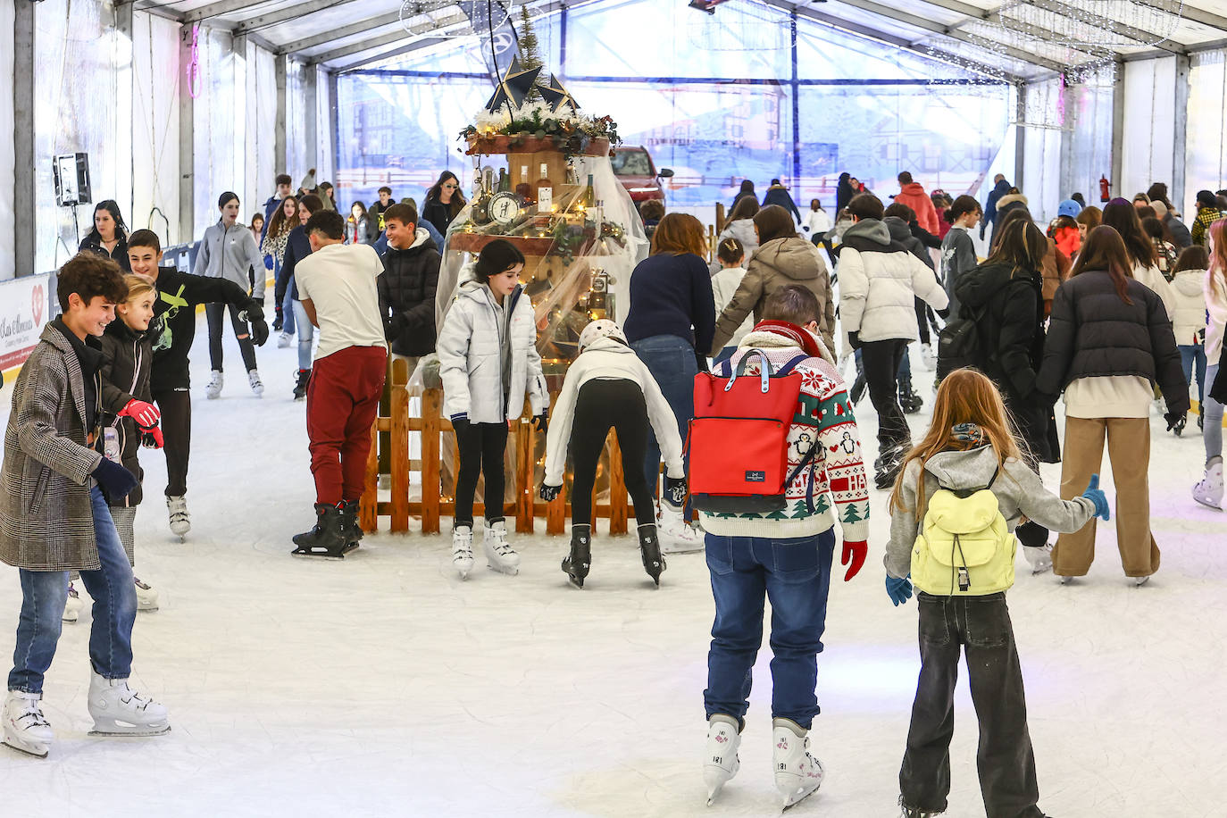 La pista de hielo, uno de los atractivos de la Navidad en el Campo, abarrotada.