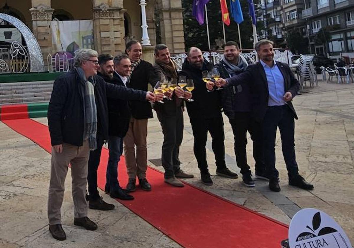 Víctor Ramos, Juan Antonio González, Juan Cañal, Alejandro Vega, José Ángel Toyos, Saúl Bastián, Aitor García y Gerardo Fabián brindan frente al Consistorio de Villaviciosa.