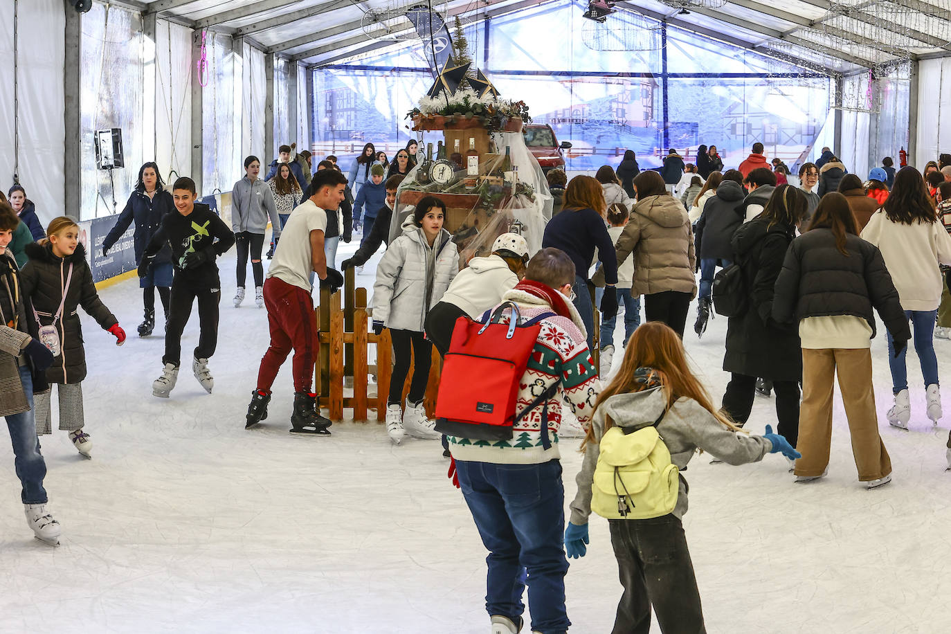 La pista de hielo triunfa en Oviedo