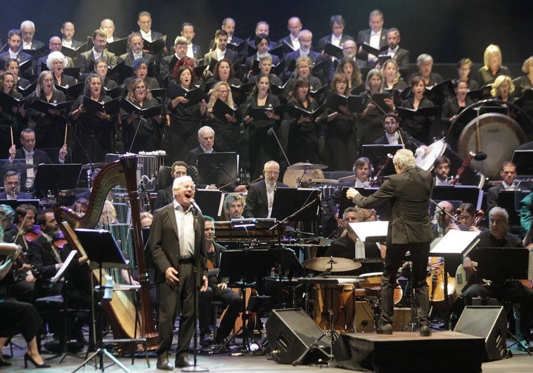 Víctor Manuel, en la Laboral, durante su concierto sinfónico en 2022.