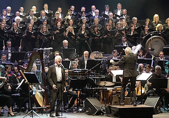 Víctor Manuel, en la Laboral, durante su concierto sinfónico en 2022.