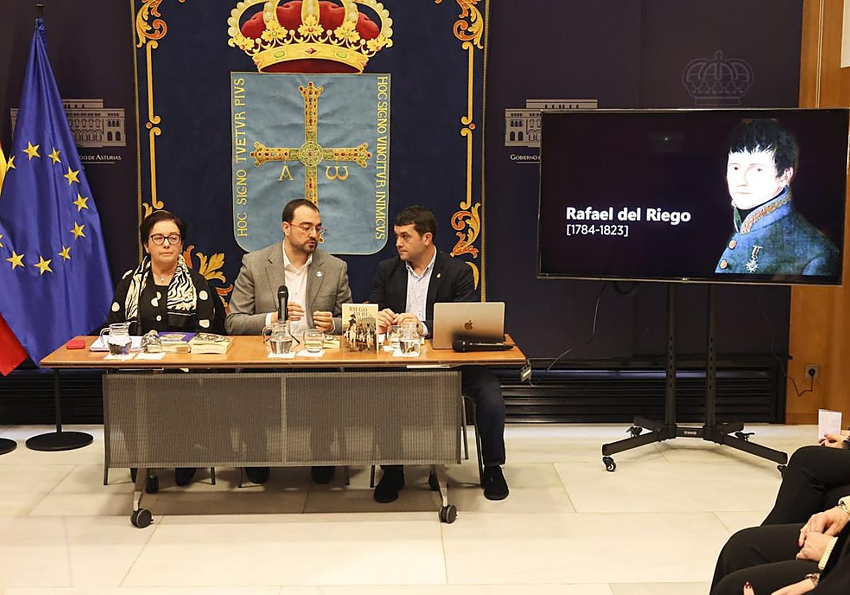 Josefina Velasco, Adrián Barbón y Pedro Villanueva, durante la presentación del libro sobre Riego.