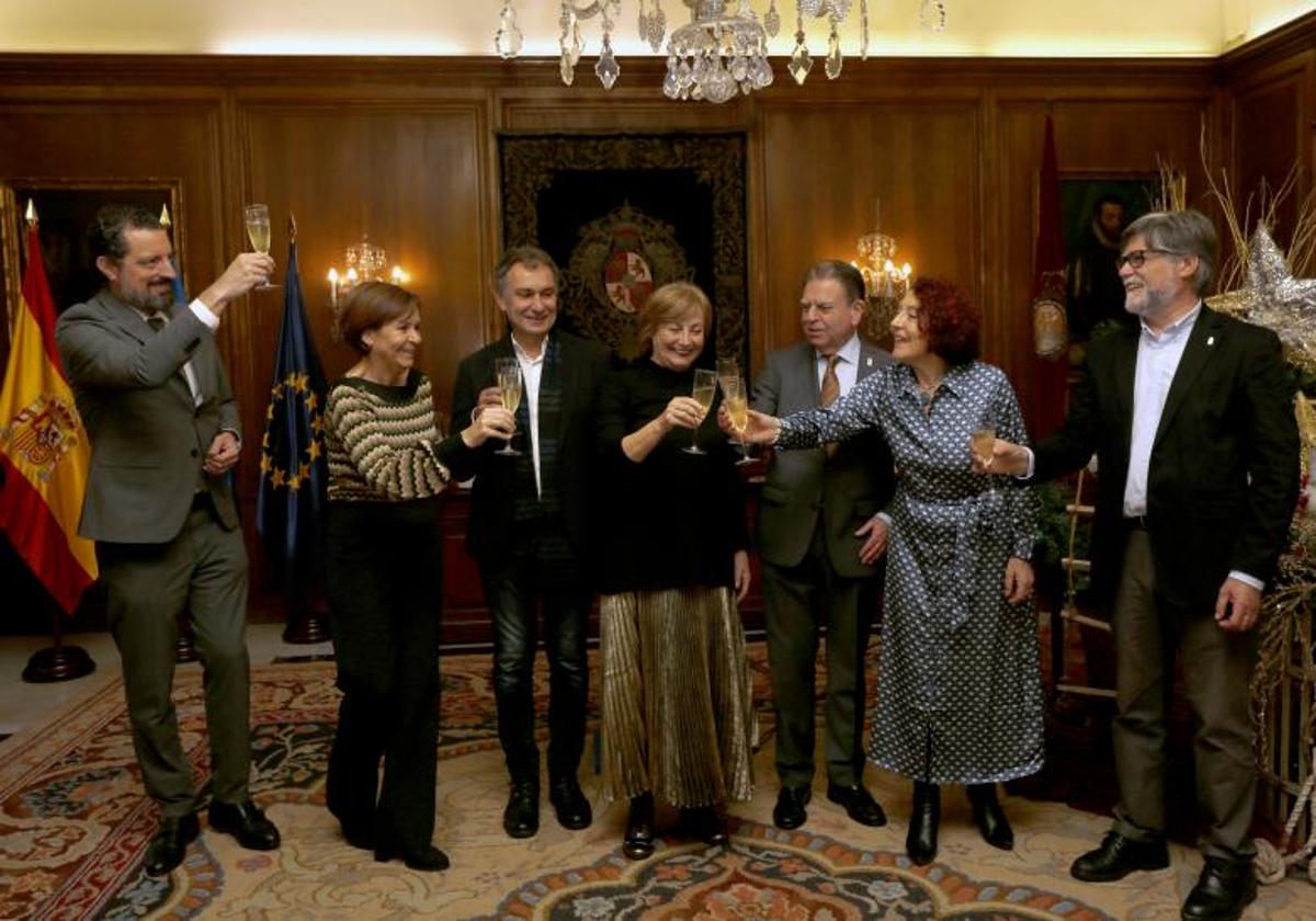 Eloy Alonso (Castrillón), Carmen Moriyón (Gijón), Jorge Vázquez (Gozón), Mariví Monteserín (Avilés), Alfredo Canteli (Oviedo), Cecilia Pérez (FACC) y Alberto Tirador (Illas), brindan por el Año Nuevo.