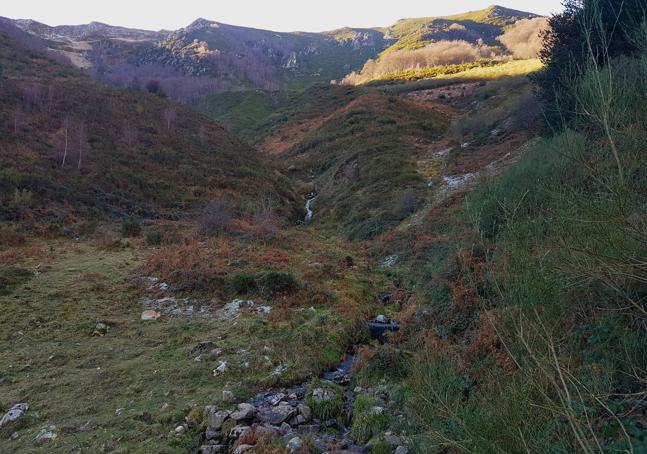 Zona del arroyo de la Pandiellina, ya descendiendo y con la majada de Arco a la espalda