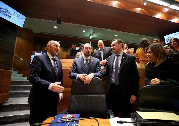 Juan Cofiño, Adrián Barbón, Guillermo Peláez y Gimena Llamedo, al finalizar el pleno.