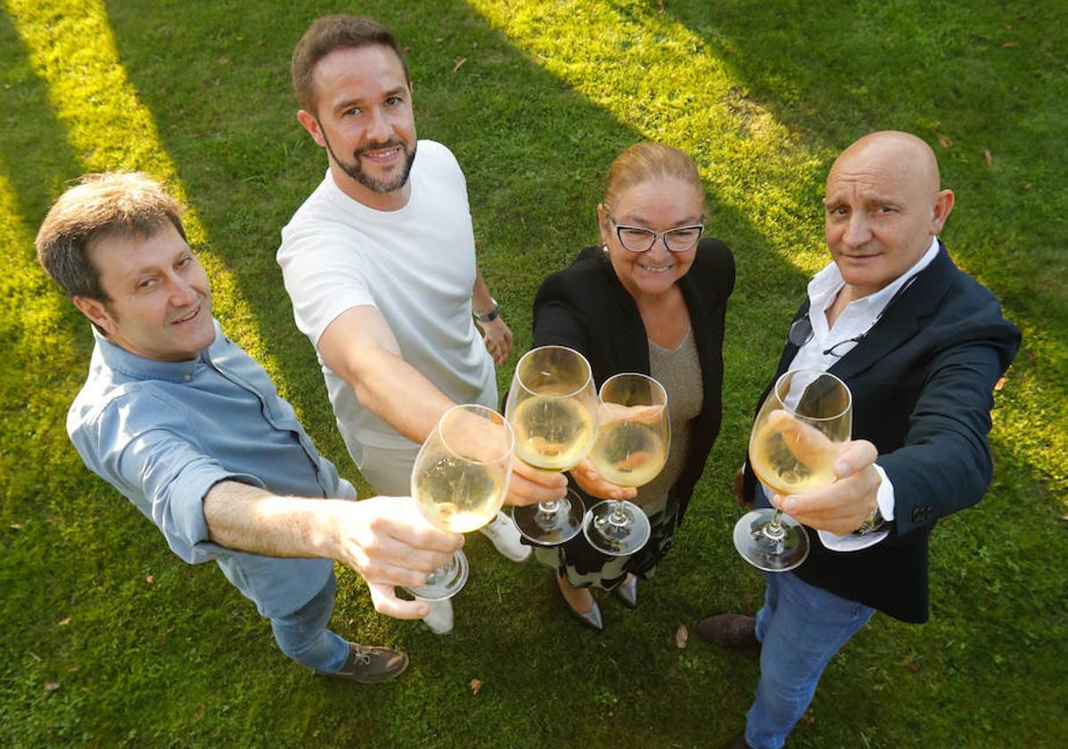 Pepe Ron, del restaurante Blanco, Caldereta al Maestro Regional; Carlos Gallego, del restaurante Los Llaureles, Caldereta a la Proyección; Cecilia Fernández, de Casa Bartuelo, Caldereta a la Innovación: y Toño Pérez, del restaurante Atrio, Caldereta al Maestro Nacional.