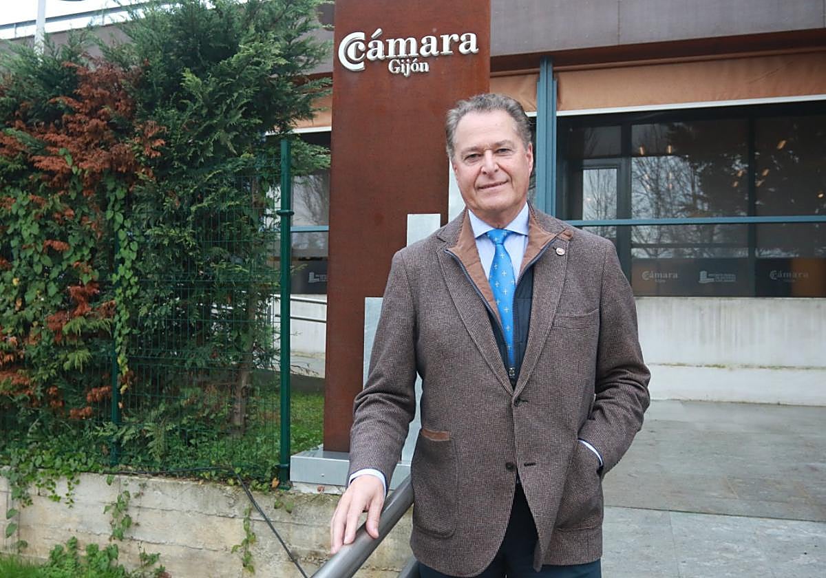 Félix Baragaño, en el acceso que une el recinto ferial con la sede de la Cámara de Comercio, Industria y Navegación de Gijón.