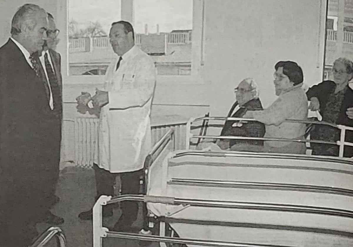 Tras la firma del convenio, las autoridades recorrieron las instalaciones sanitarias.