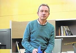 Ovidio Zapico, sentado sobre la mesa de su despacho en la sede de la Consejería.