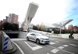 Uno de los últimos usuarios del parking del Calatrava abandona el espacio este domingo.