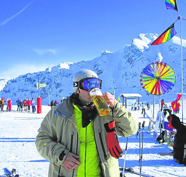 Una cerveza después de practicar snowboard.