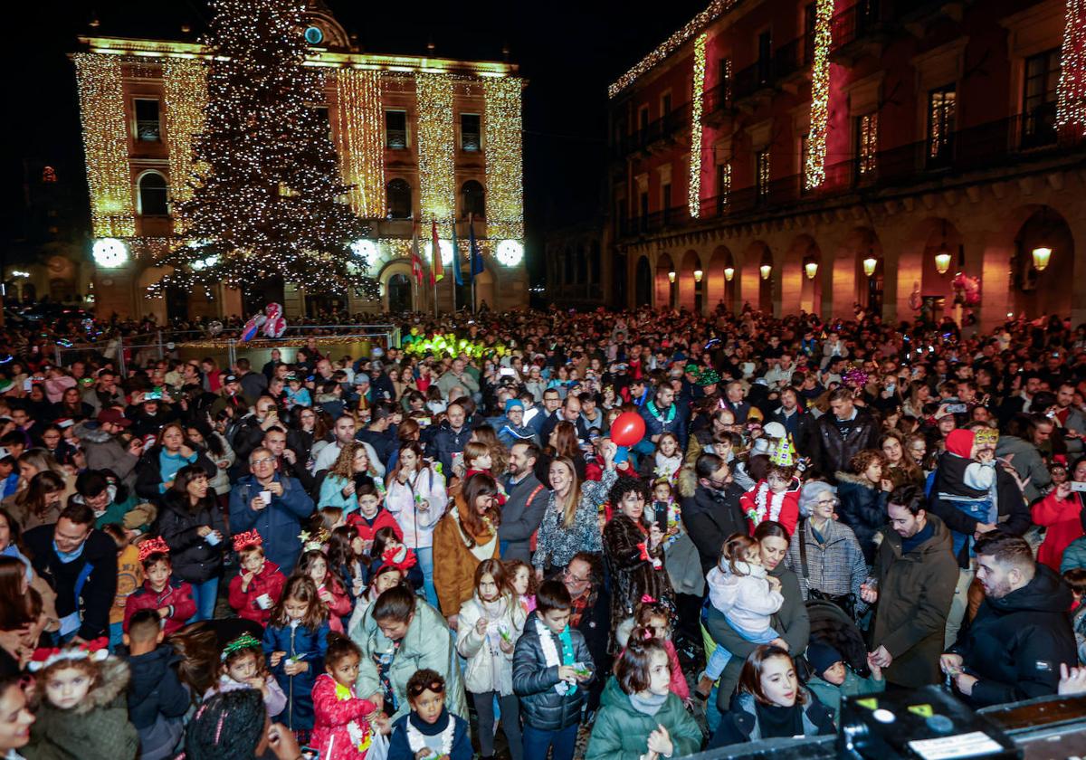 La plaza Mayor de Gijón se llenó a media tarde hasta la bandera para disfrutar de las campanadas infantiles.