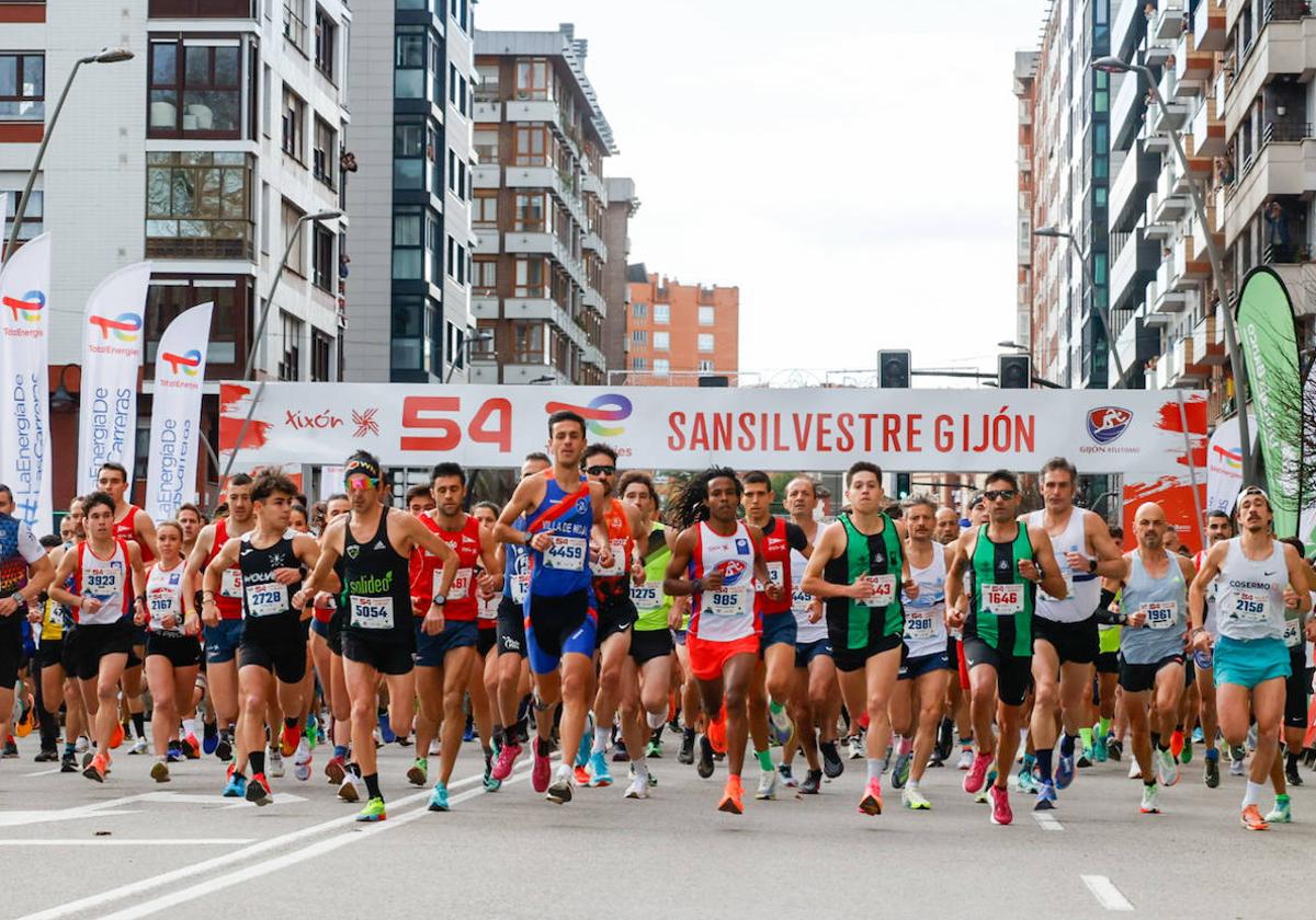 Corredores en la San Silvestre de Gijón esta mañana.