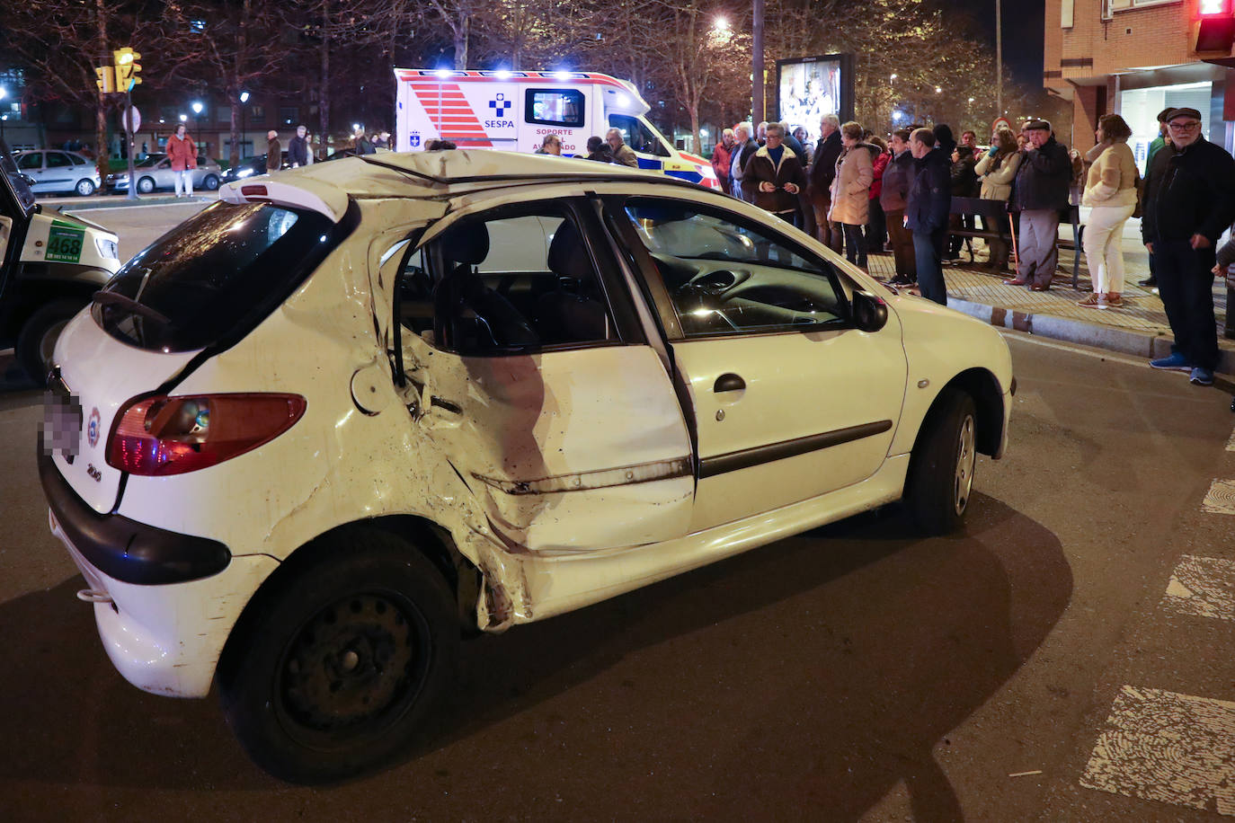 Fotos: Grave accidente entre un coche y una moto en Gijón