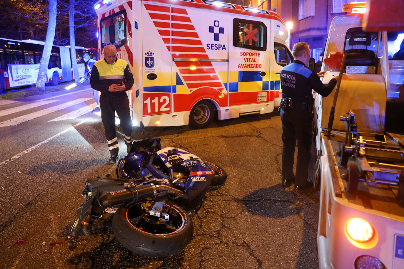 Fotos: Grave accidente entre un coche y una moto en Gijón