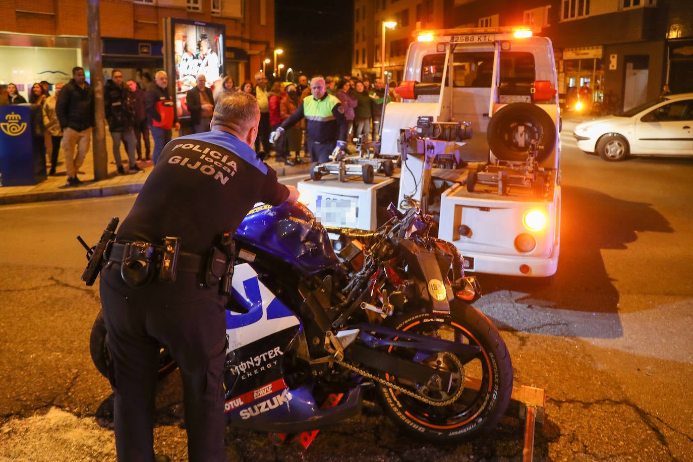 Fotos: Grave accidente entre un coche y una moto en Gijón