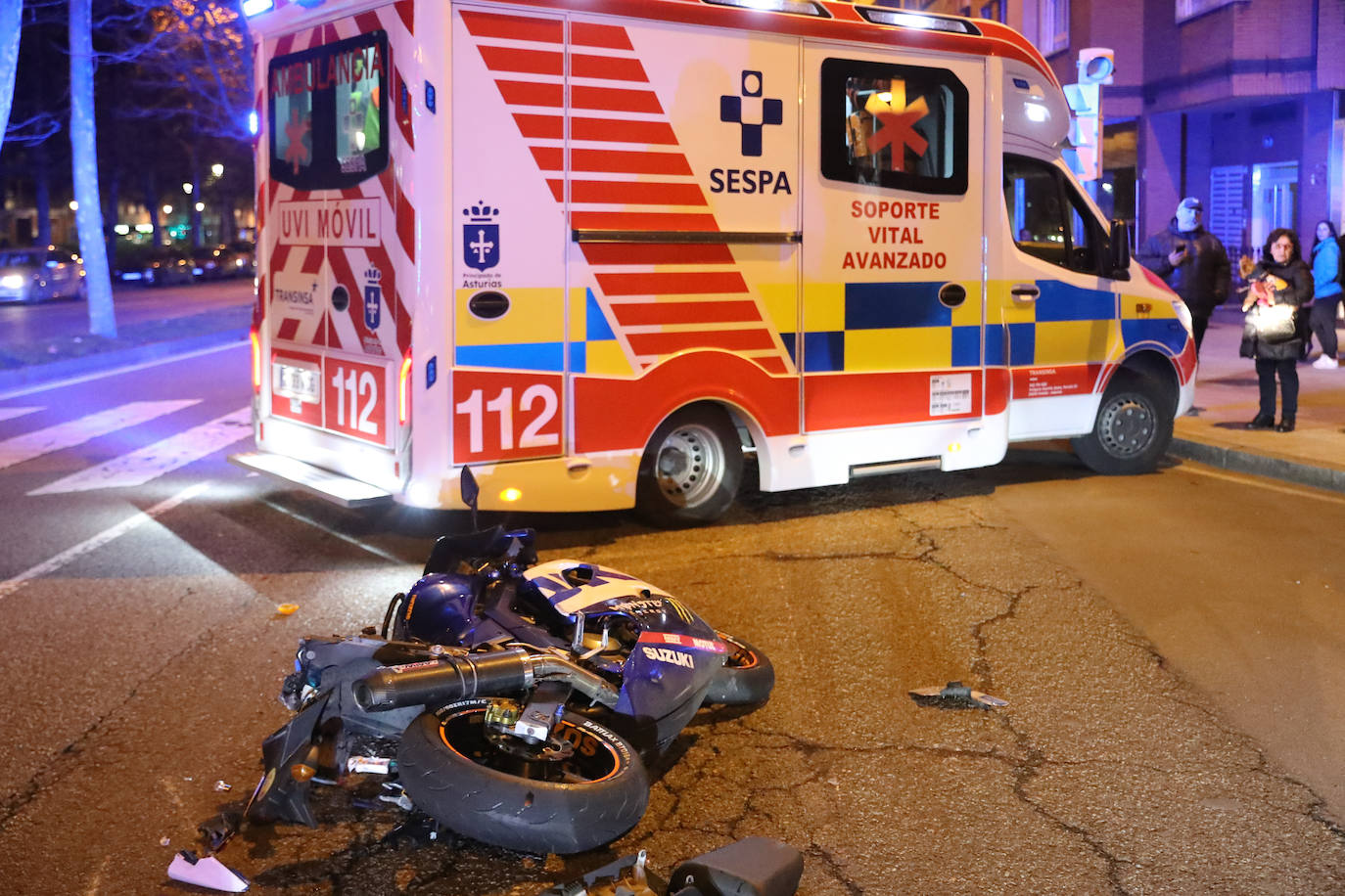 Fotos: Grave accidente entre un coche y una moto en Gijón