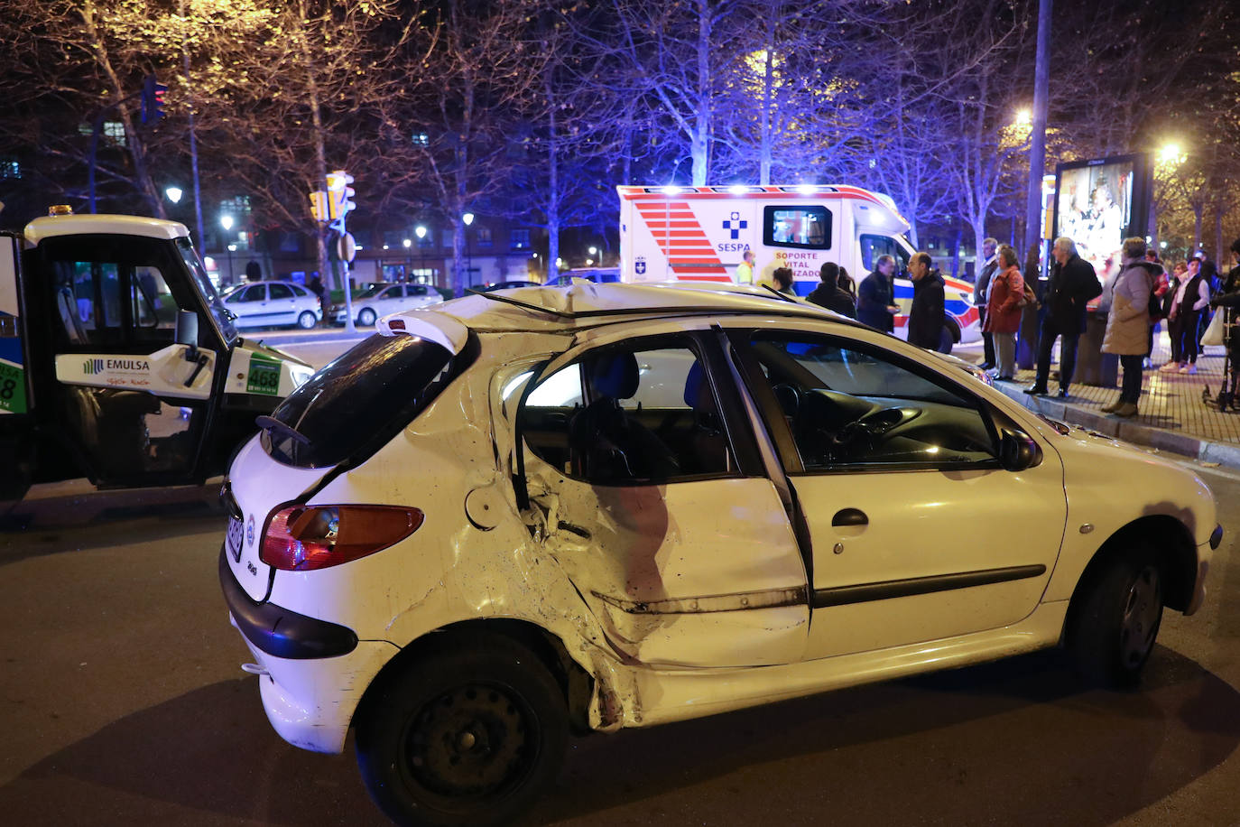 Fotos: Grave accidente entre un coche y una moto en Gijón