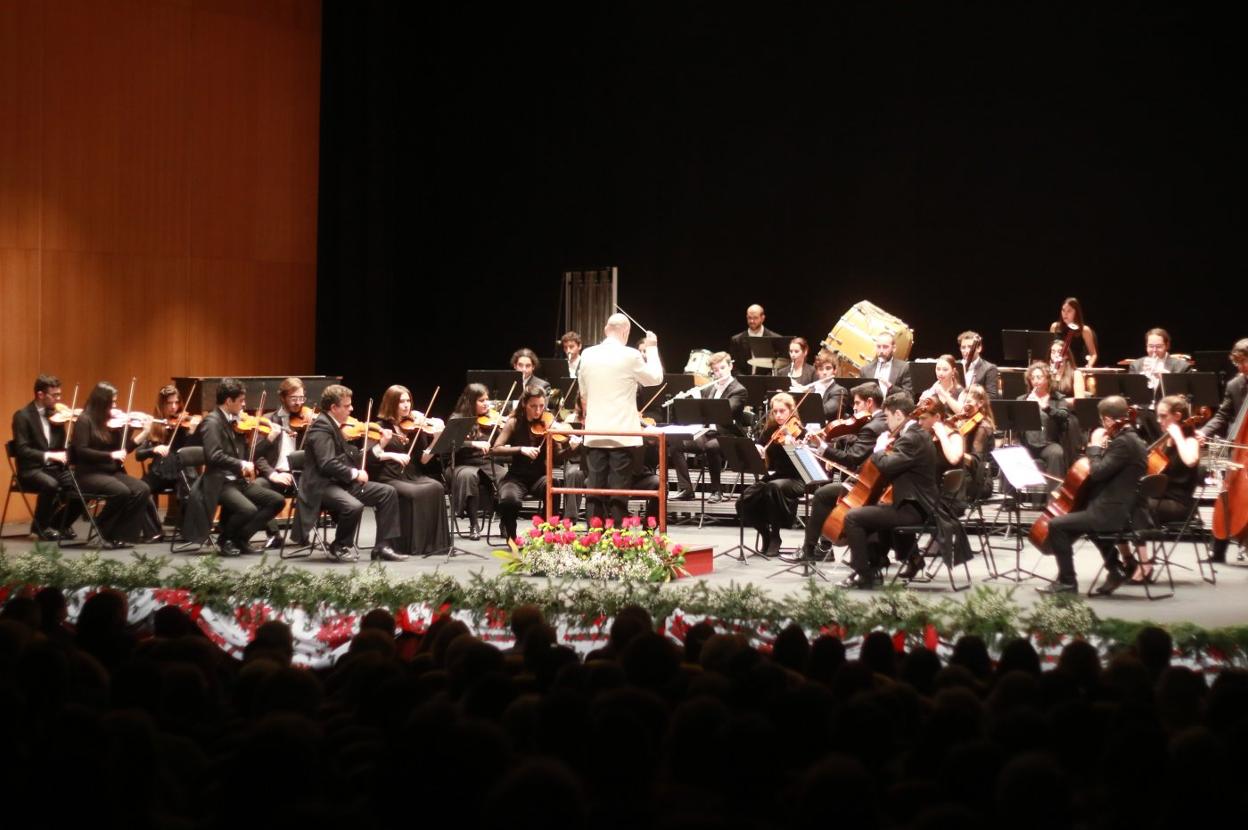Gijón. La Orquesta Mercadante, bajo la dirección de Mariano Rivas, durante el concierto en el Jovellanos. 