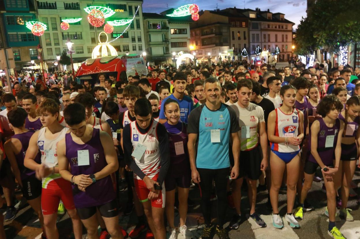 Los corredores se disponen a tomar la salida. 