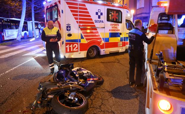 Sanitarios y Policía Local en el lugar del accidente.