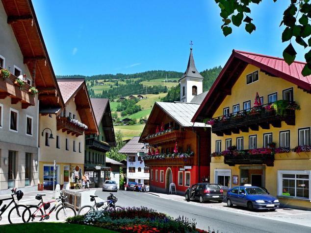 2. Wagrain, Austria. Es una ciudad comercial muy conocida por su estación de esquí y sus impresionantes rutas de senderismo con un paisaje cultural amplio.