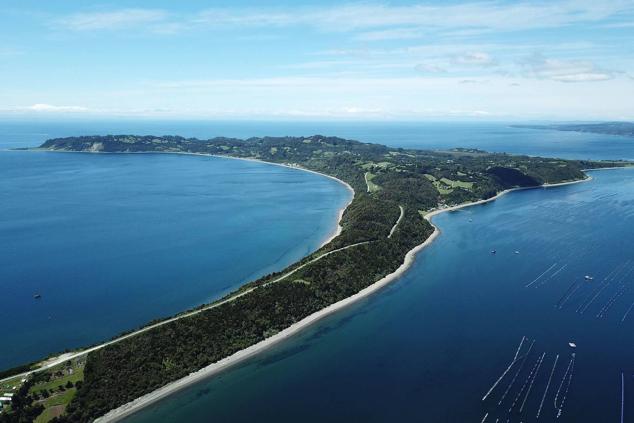 3. Puqueldón, Chile. Esta comuna localizada en la Patagonia chileña destaca por su gran variedad de miradores, gracias a los grandiosos paisajes y lujosas playas que albergan la zona.